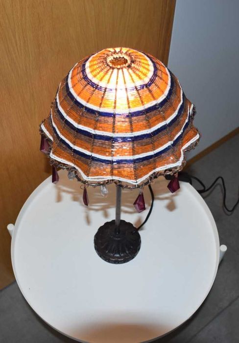 Candeeiro elétrico de mesa antigo, com abajur em missangas