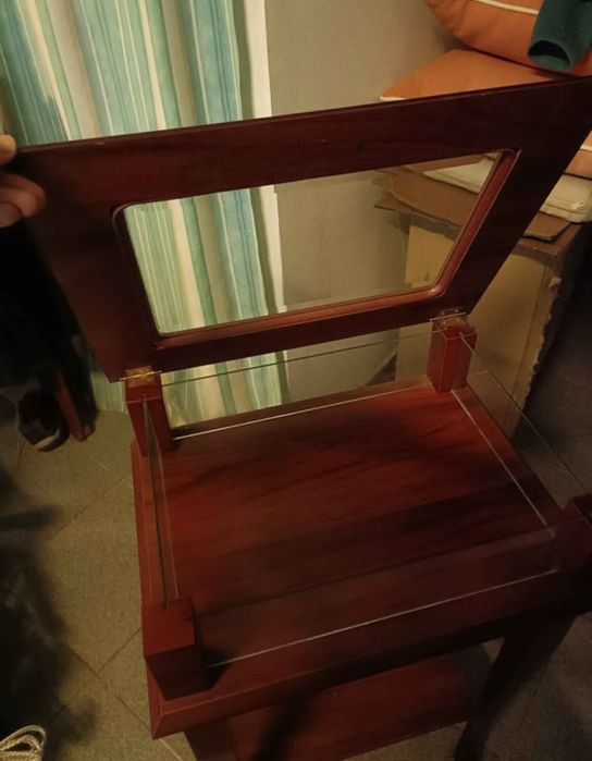 Mesa vitrine com tampo de abrir