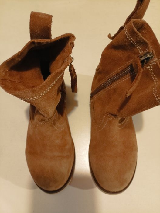 Botas de pele para criança,em castanho,de marca Zara, tamanho 28,botas praticamente novas.