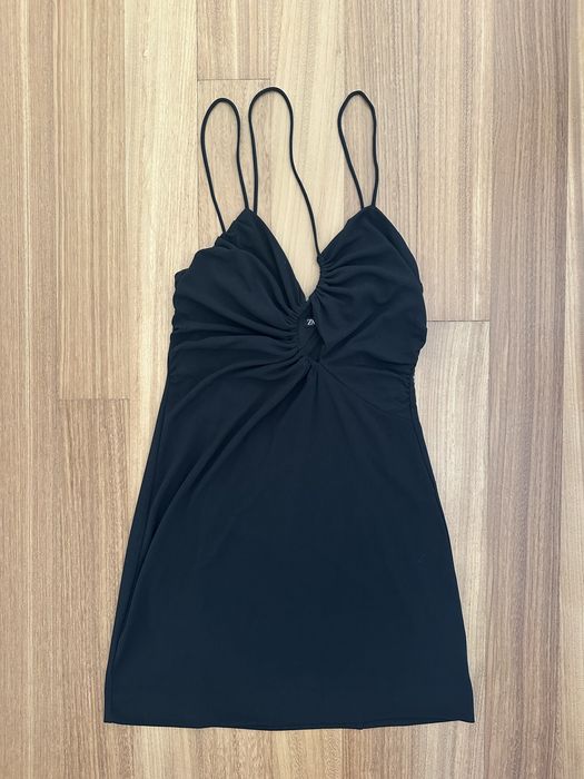 Vestido preto com cut out ZARA