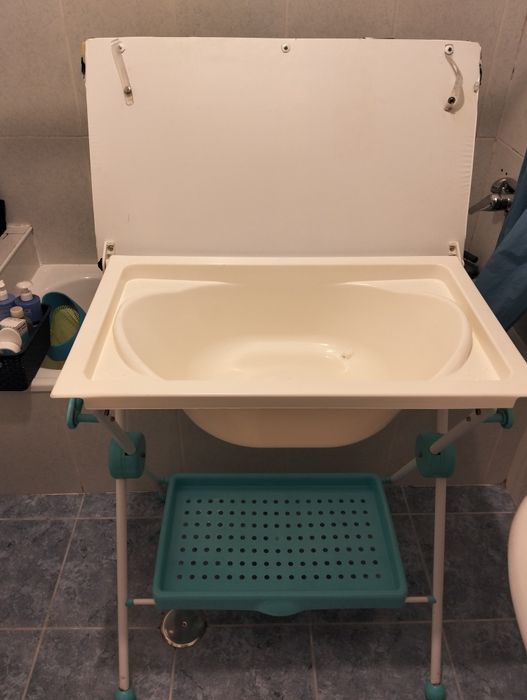 Muda fraldas com banheira