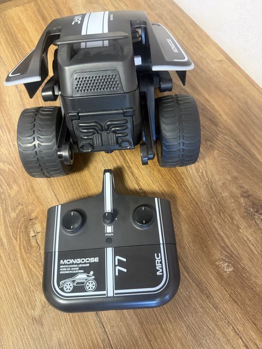 Автомобіль на радіокеруванні SHARPER IMAGE Stunt Mongoose LED