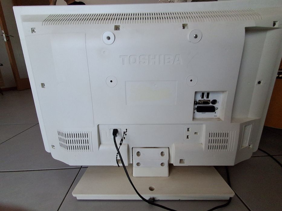 Televisão Toshiba LED Branca (Com HDMI)