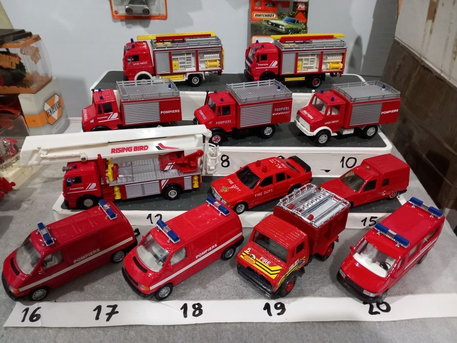 Miniaturas diversas de bombeiros