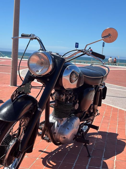 Vendo moto BSA de 1962 . Tem 64 anos está impecável com documentos.