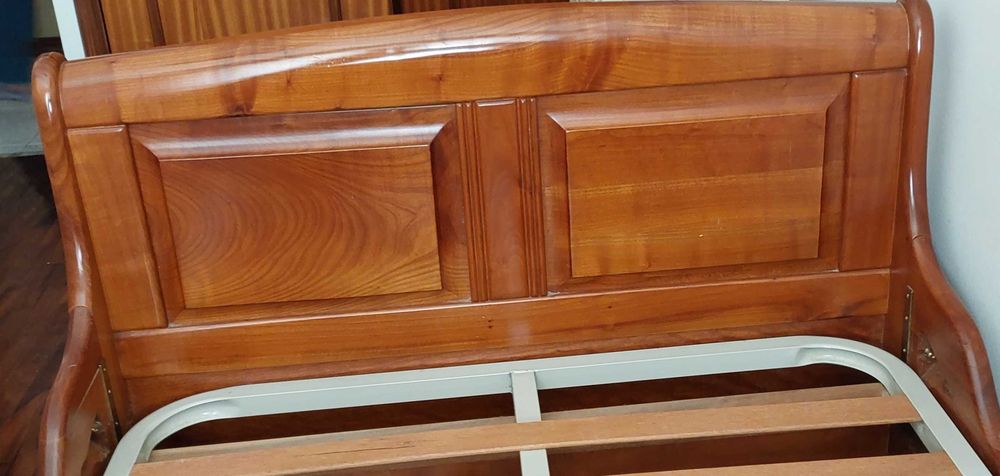 Cama de solteiro. Cerejeira maciça.