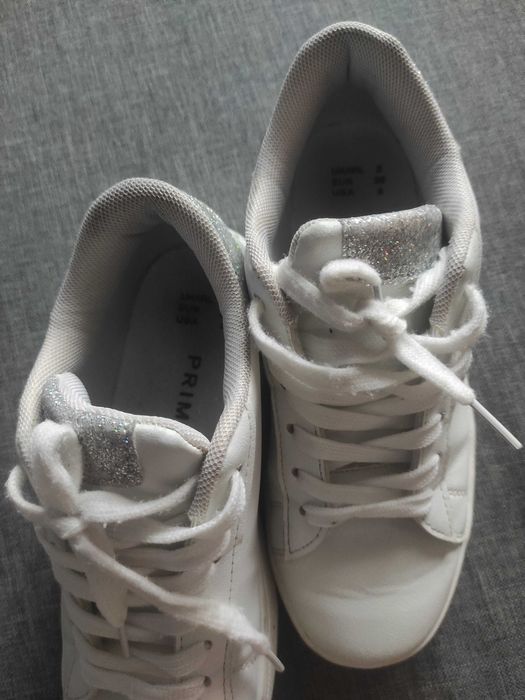 Sneakersy sportowe białe skórzane srebro  komunia Primark roz 35