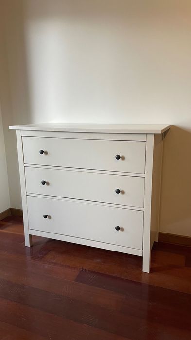 Cómoda Branca HEMNES IKEA
