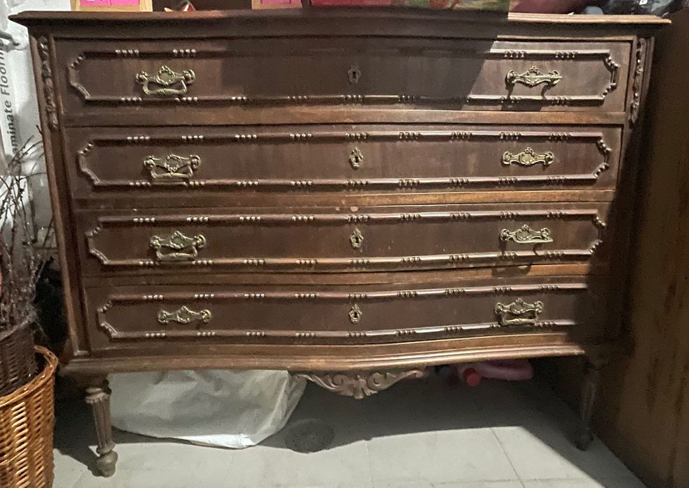 Cómoda antiga castanho escuro
