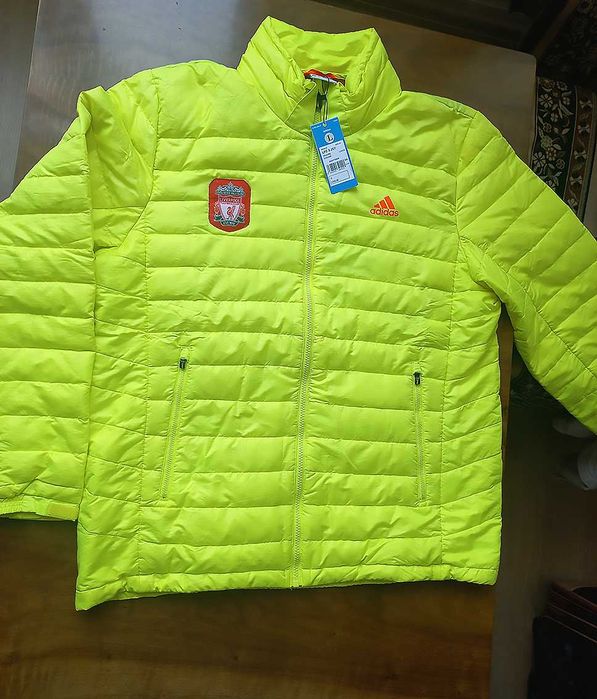 Куртка стёганая "Adidas" футбольного клуба "Liverpool".