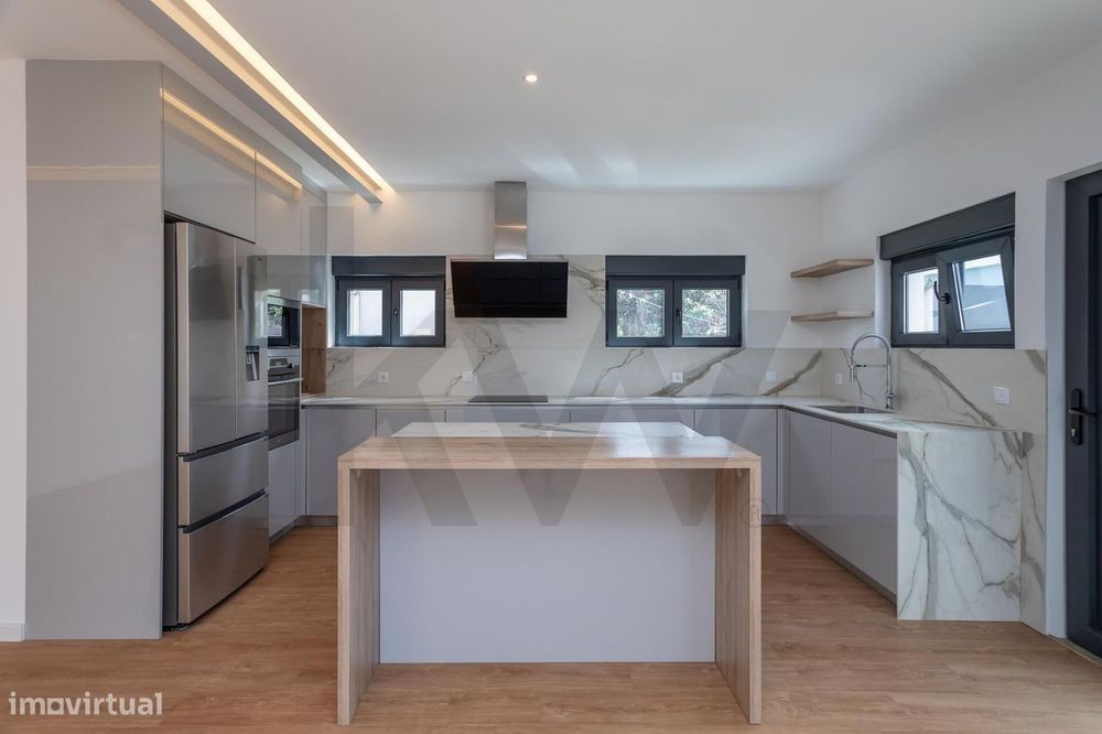Charmosa Moradia T5 com Jardim Totalmente Remodelada -  Sassoeiros, Ca