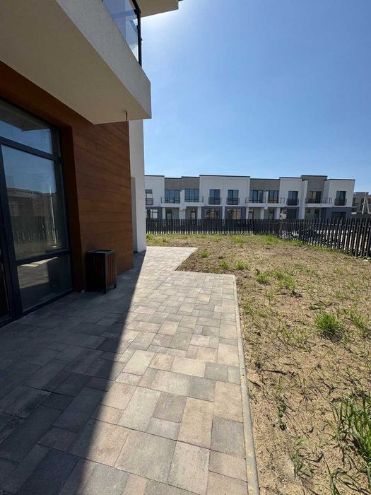 Продається Дуплекс готовий до ремонту з гаражем та бічною ділянкою