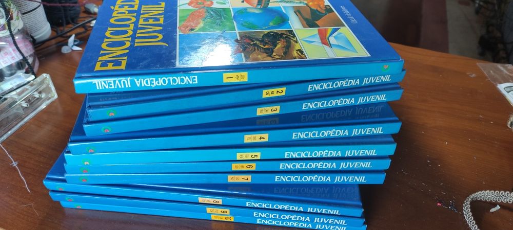 Enciclopédia juvenil  
10 livros 
Círculo de Leitores 
Em prefeitas co