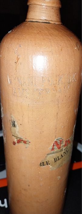 Garrafa antiga de gin em barro