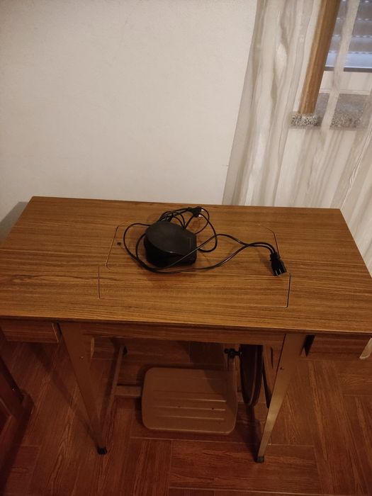 Máquina de costura Oliva + Mesa de suporte (a trabalhar)