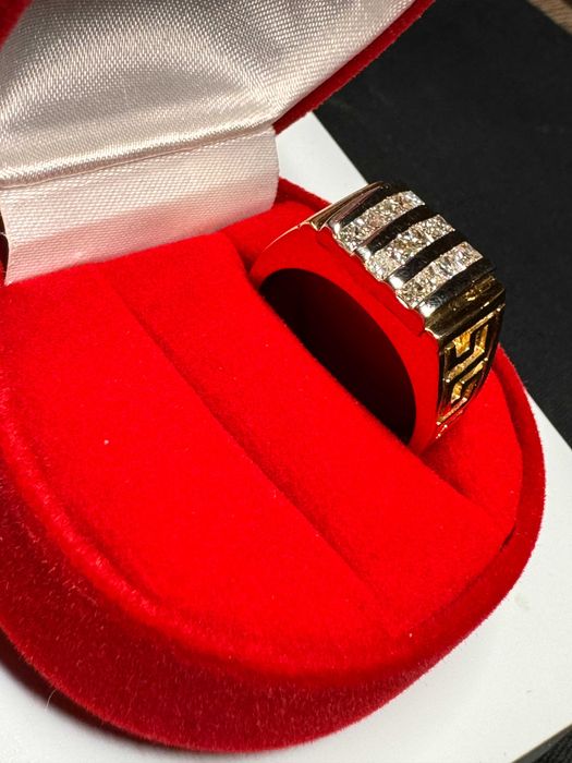 Золотой перстень с бриллиантами