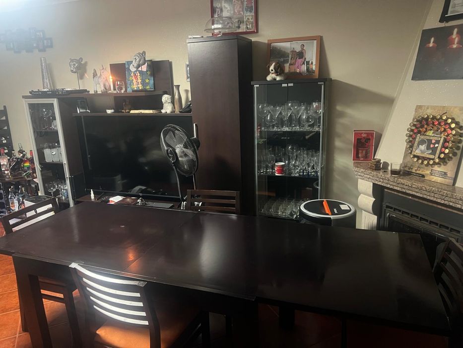 Mesa preta extensível + 4 cadeiras | até 8/10 lugares