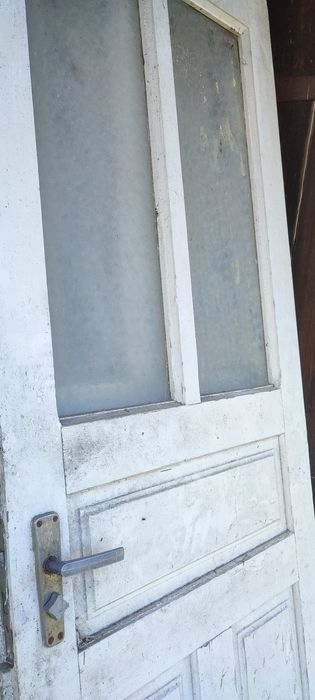 Двері деревяні з склом.