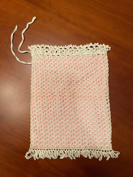 Saco de pão em renda com interior forrado em rosa