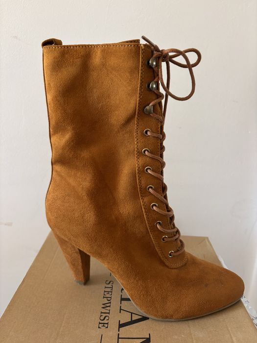 Botas camurça com fecho e atacadores
