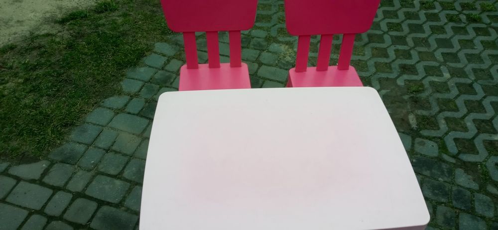 Stolik z krzesełkami