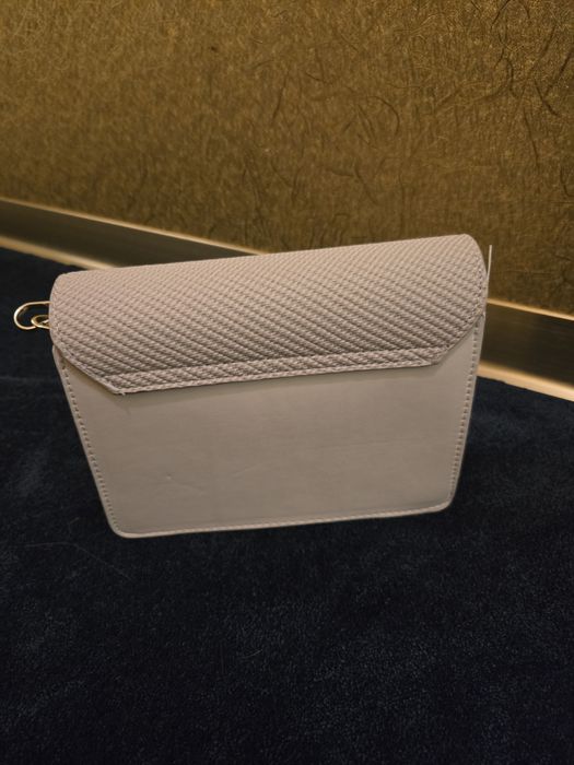 Zgrabna jasna torebka