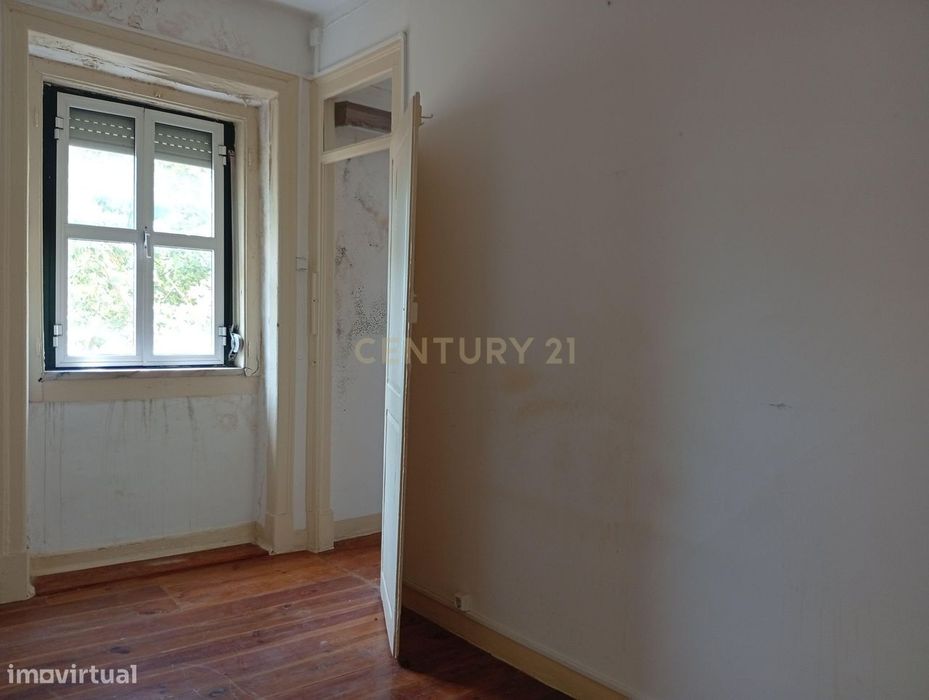 Apartamento para remodelação total situado na zona oriental (a 10m a p