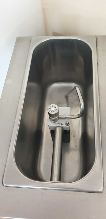 automat do bitej śmietany z przystawką do rurek