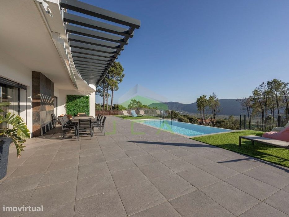 Moradia V3 recente com piscina e vista para a serra
