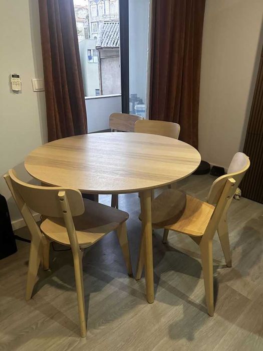 Mesa redonda de 105 cm, modelo Lisabo da IKEA, na cor ash, com 4 cadeiras