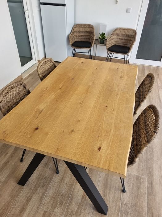 Mesa de madeira e cadeiras