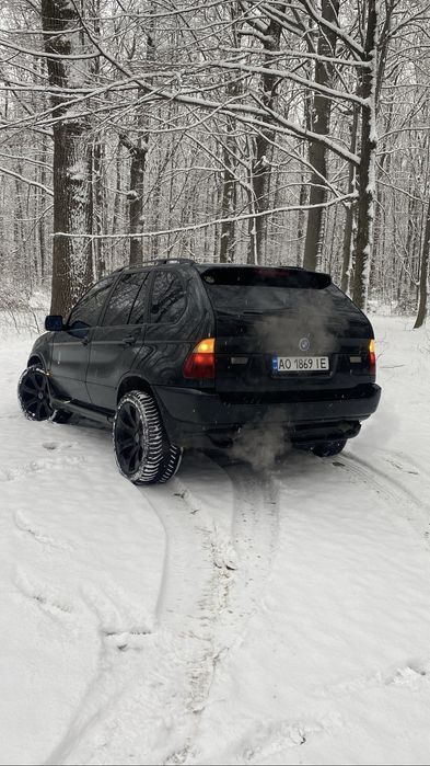 Продам бмв х5 мотор коробка все працює гарно без ривків і пинків мотор працює рівно на газі і на бензині 20 диски стоїть гарна магнітола і підшитий CAR PLAY з документами порядок любий вид переоформлення є свіжа страхівка деталі за номером