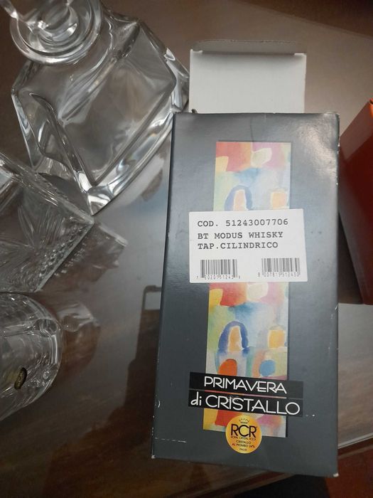 Três belas garrafas de cristal novas