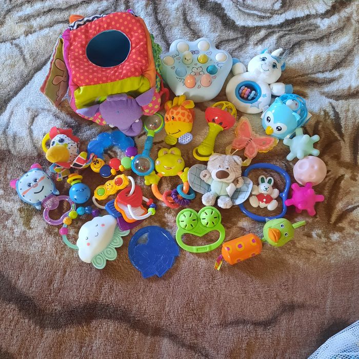 Лот іграшок для малюка