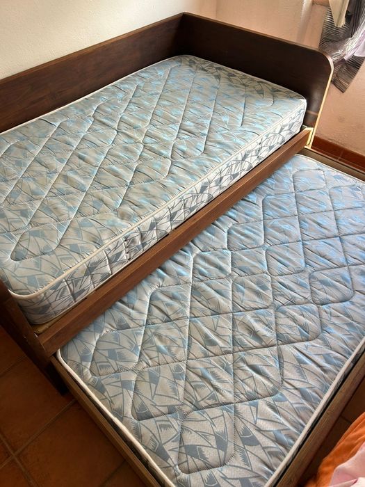 Cama dupla de madeira