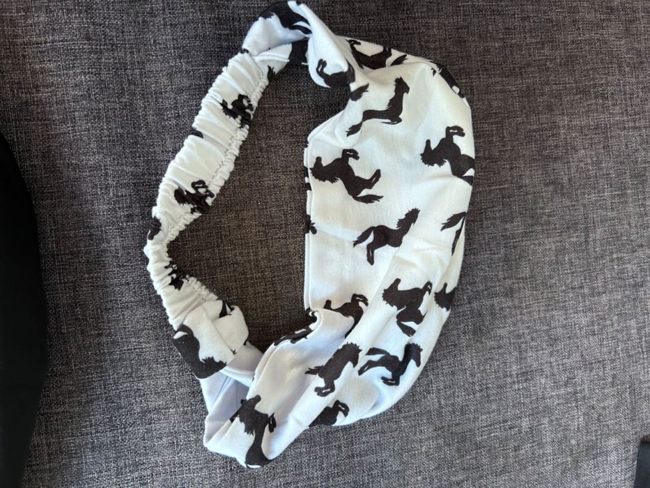 Opasek na głowę z końmi