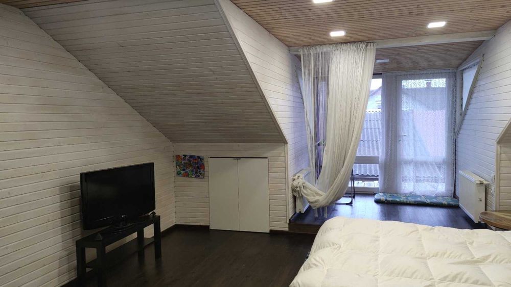 Продається трикімнатна квартира (частина будинку)