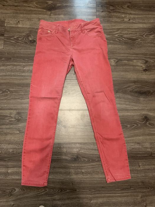 Джинсы красные.