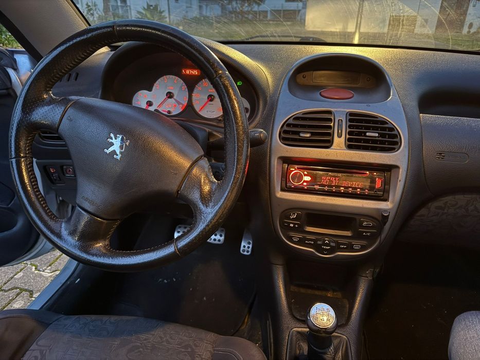 Peugeot 206cc em bom estado