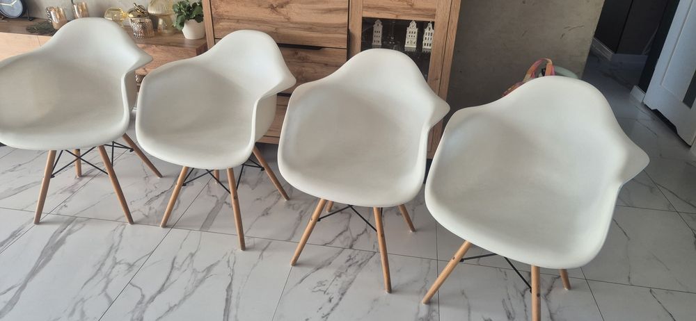 Krzesła plastikowe kubełkowe