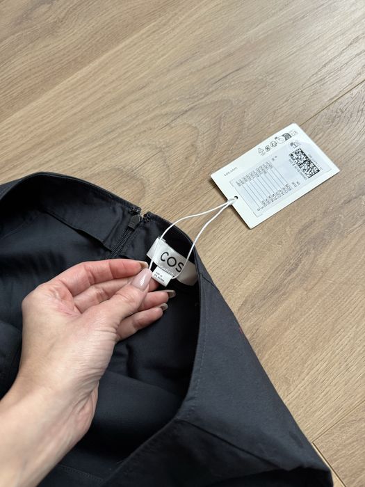 Красива спідниц з нової колекції COS