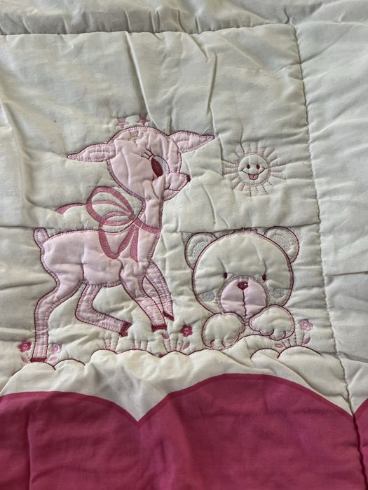 Edredao e protecao de cama de bebe menina