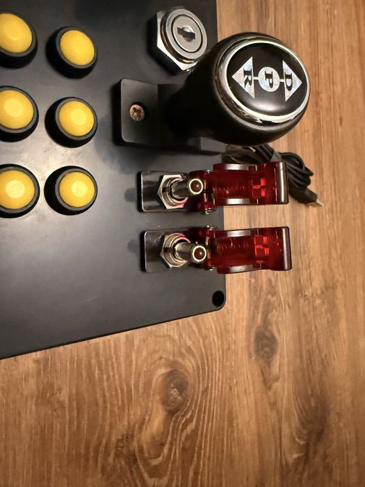 Button box ze stacyjką