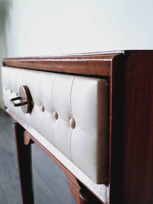 Mesa de cabeceira vintage. Vintage bedside table