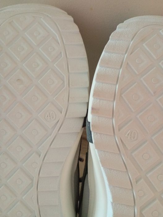 Sprzedam szare buty