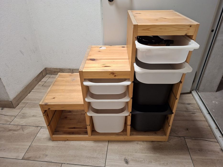Regał Ikea trofast z pudełkami