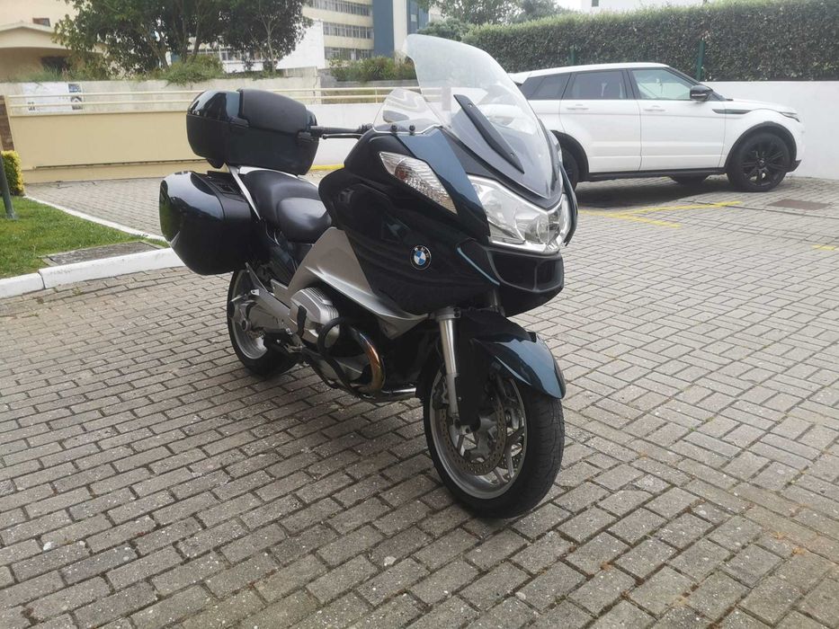 BMW R 1200 RT com malas laterais e top case