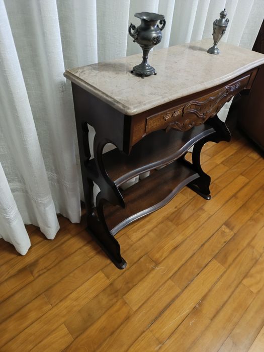Mesa antiga de apoio restaurada em madeira maciça de mogno.