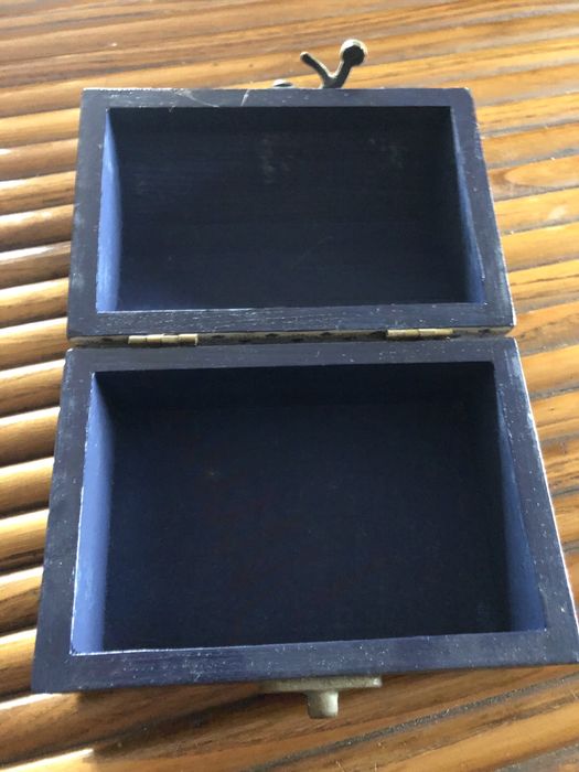 Bau em madeira com pintura en tecido