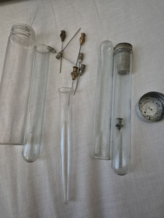 Antigo Kit de Agulhas Médicas Hipodérmicas C/ Tubos de Esterilização em Vidro – Décadas de 50/60